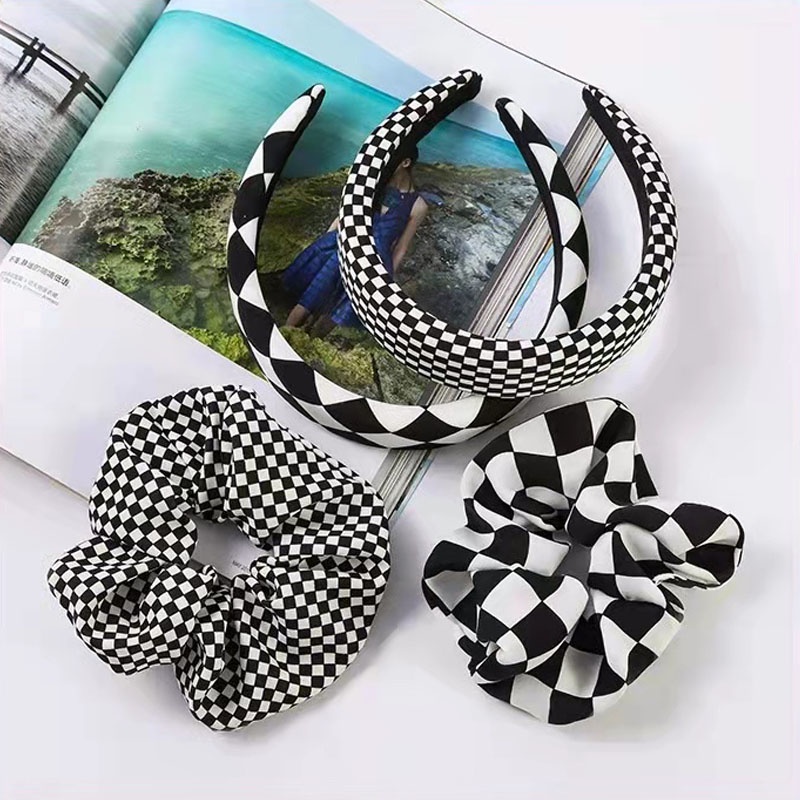 Ikat Rambut Monocrom Scrunchie Motif Papan Catur - Srunchie Kotak-Kotak Retro