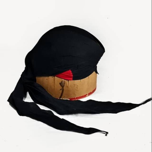 Blangkon Jogja Lipat Kuncir Sliwir Hitam Sumping Merah Blangkon Jogja Lipat Kuncir Sliwir Hitam Sumping Merah