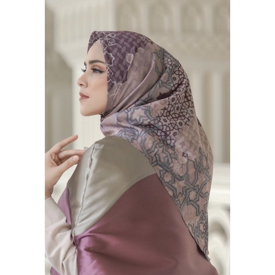 Buttonscarves Haramain in “BERRY”