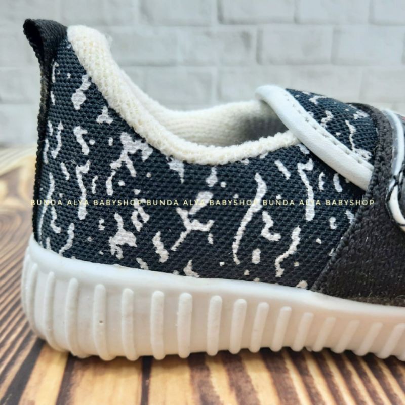 Sepatu Anak Sneakers Umur 1 2 Tahun HITAM - Sepatu Anak Sneakers Anti Licin Corak Alas Karet Size 22 - 23
