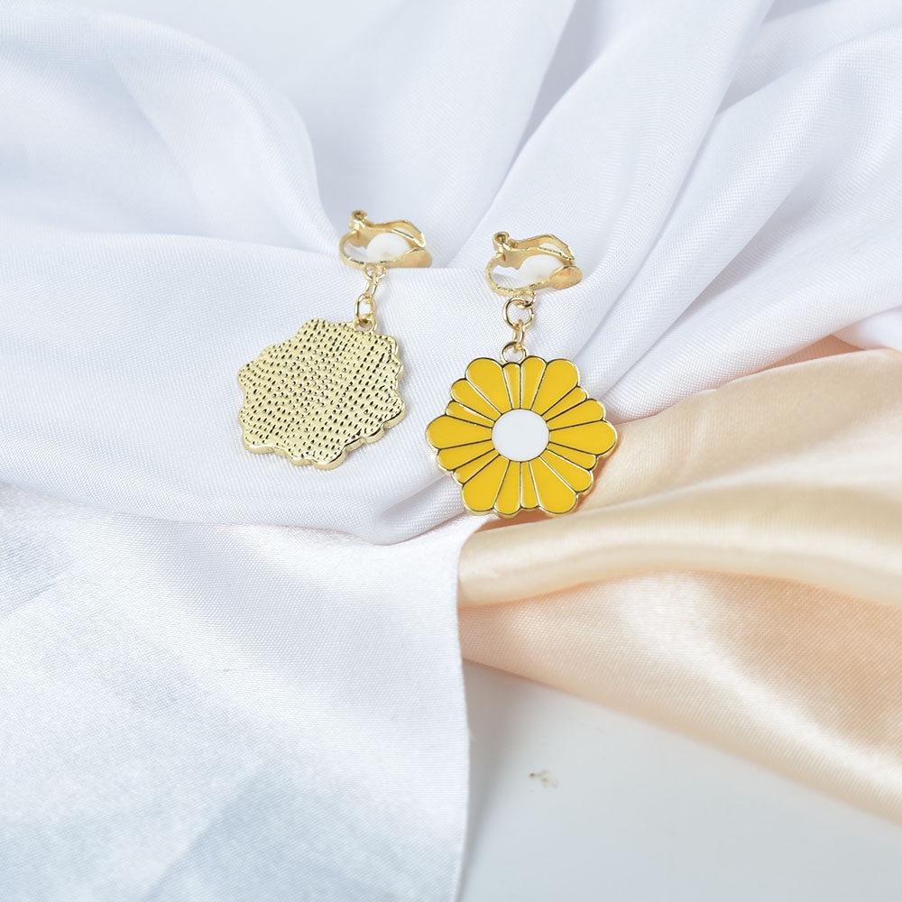 Anting Klip Enamel Bentuk Bunga Daisy Warna Kuning Untuk Wanita