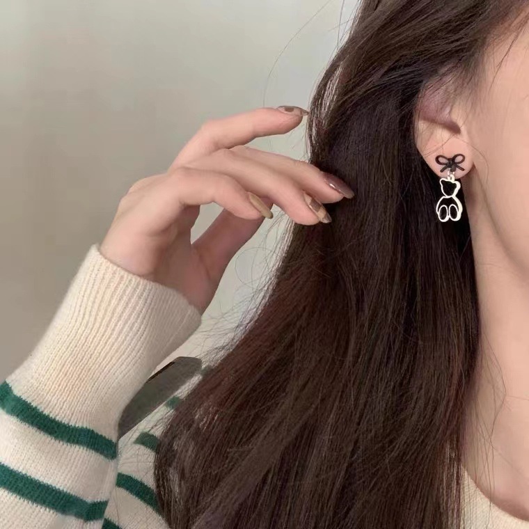 Anting Tusuk Gantung Desain Beruang + Pita Warna Hitam Gaya Perancis / Keren / Frozen Untuk Wanita