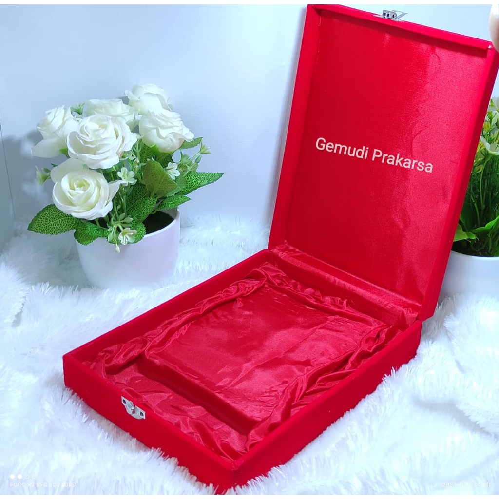 Kotak Plakat Bludru | Box Plakat Akrilik Bludru | Kotak Plakat Bludru Bantalan Lobang