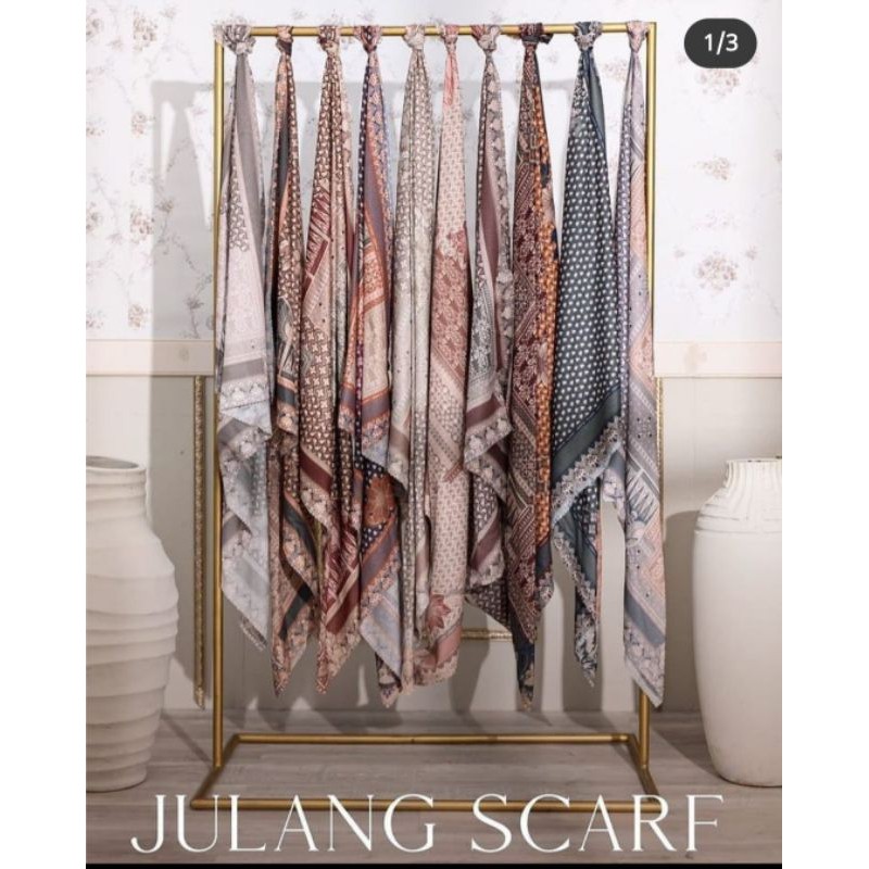 JULANG SCARF WEARING KLAMBY