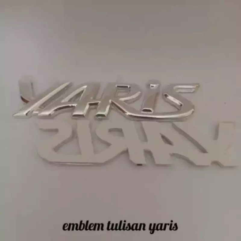 emblem atau logo tulisan YARIS toyota yaris