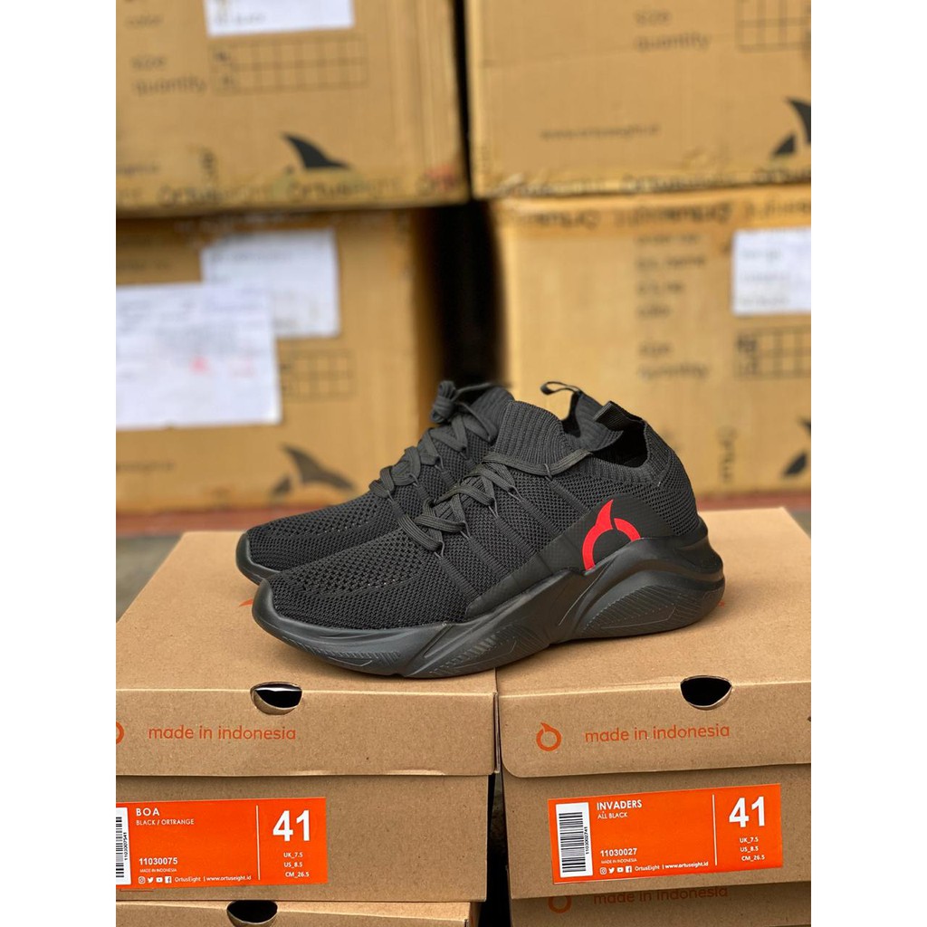 SEPATU SNEAKERS RUNNING ORTUSEIGHT INVADERS ALL BLACK