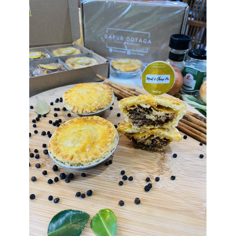

Meat & Cheese Pie - Pie Daging Sapi dan Keju 1 box isi 6 pie