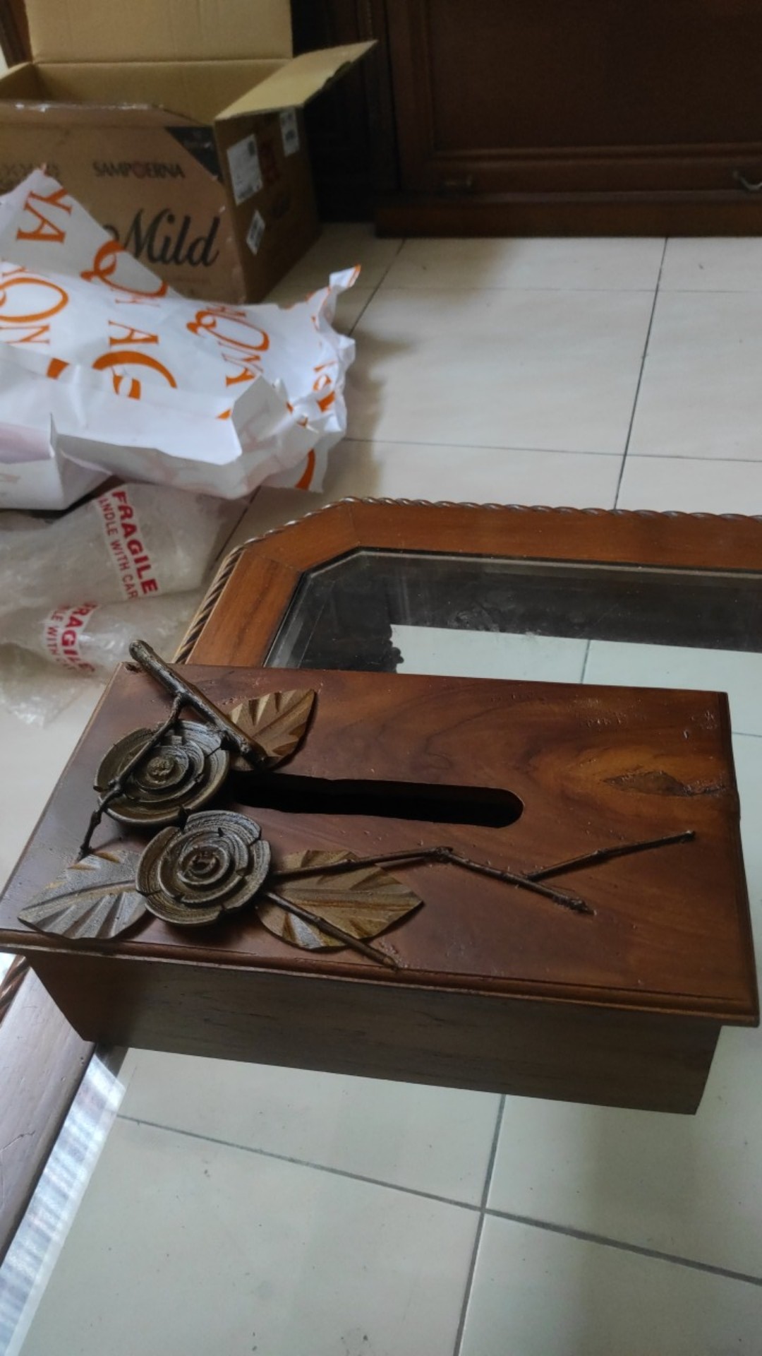 Box Tisu Motif Bunga Ukir Tempel.