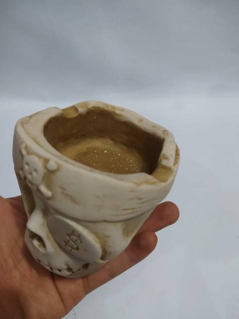 ASBAK ROKOK BENTUK TENGKORAK BAJAK LAUT UKURAN 10x8x9 cm BAHAN FIBERGLASS - DEKORASI RUMAH