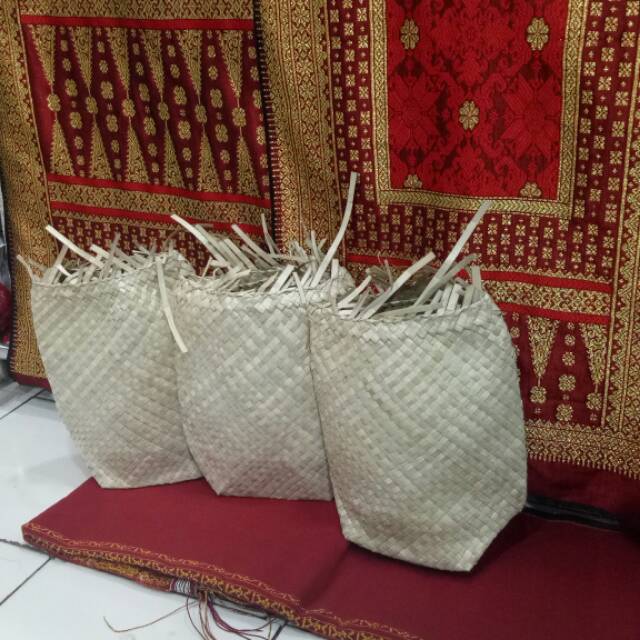 

Tandok Karo atau Hajut