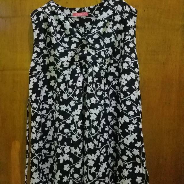 Preloved Blouse bunga tanpa lengan hitam putih