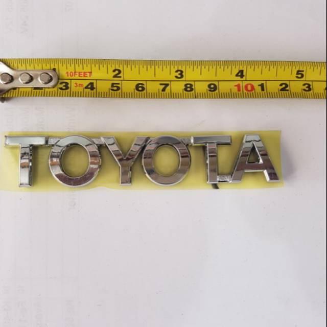 Emblem tulisan TOYOTA