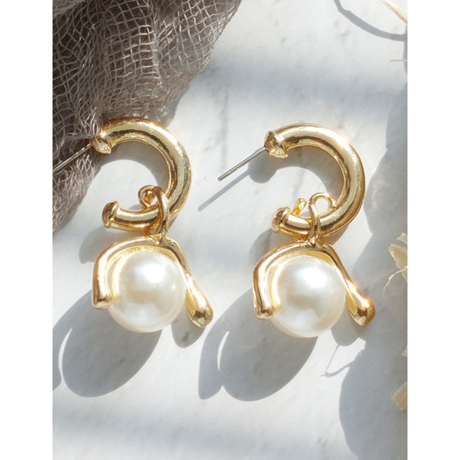 LRC Anting Tusuk Fashion Alloy Diamond Pearl Stud Earrings F72479