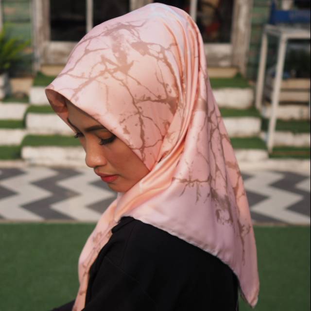 Hijab Turki Velvet Silk 110 cm Segiempat - Mermer YZ16-273