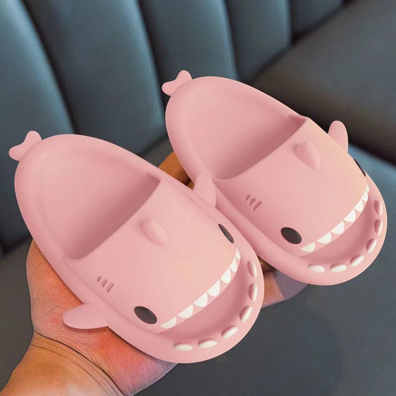 Komin Sandal Hiu Anak Laki Laki Sharky Sandal Baby Shark Dewasa Sendal Anak Perempuan Shark Cartoon Lucu Import Sendal Empuk Slip On Anti Slip Empuk size:24-41