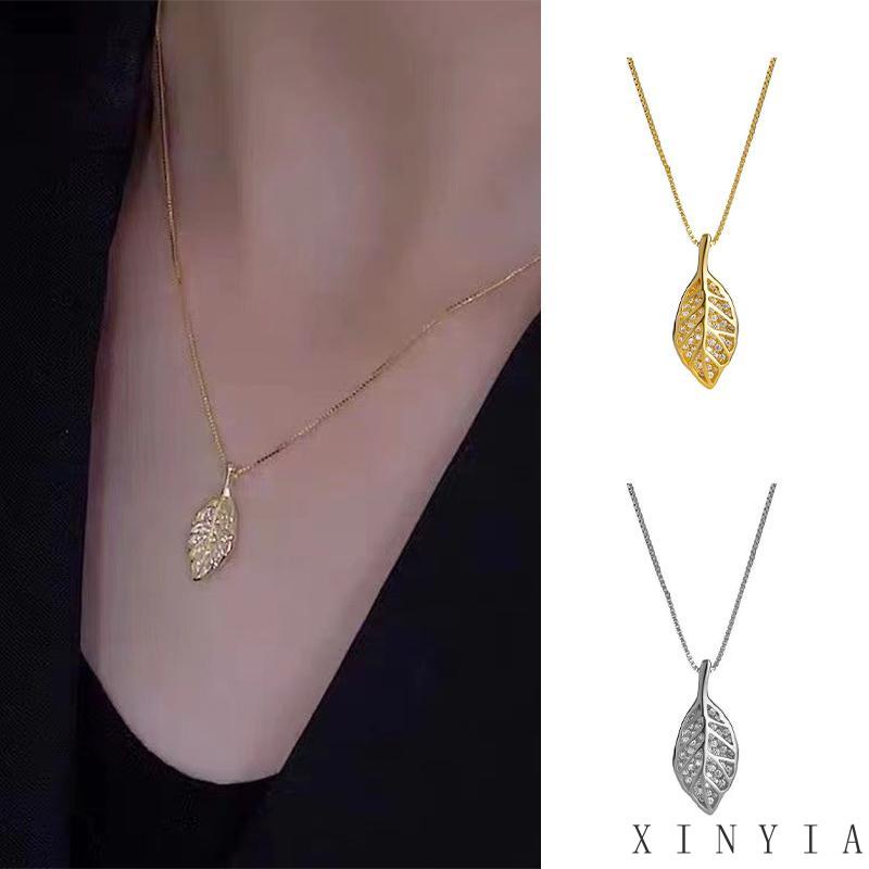 【Bayar di tempat】Kalung titanium wanita anti karat liontin daun emas bertatahkan berlian kristal perhiasan Korea