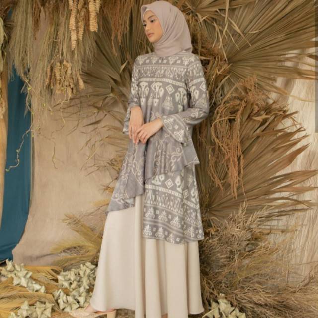 Cerana Tunik (L) Wearing Klamby