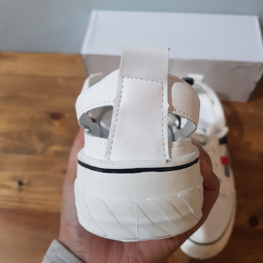 Sepatu Sneakers  Sederhana Wanita 008890