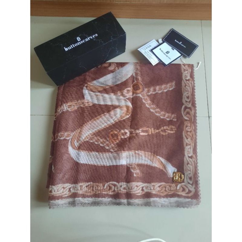 buttonscarves preloved chain wood series