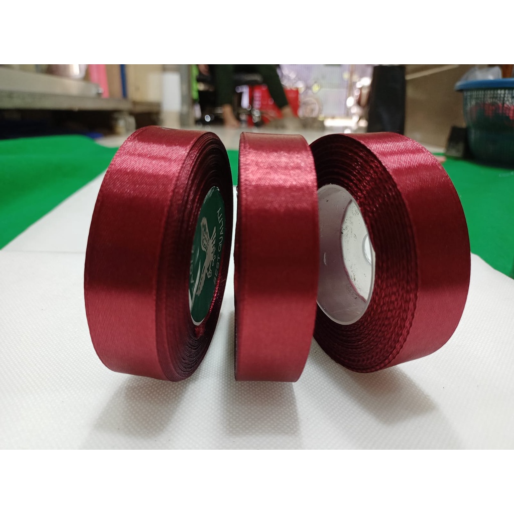 

Pita Satin Warna Merah Maron Ukuran 1/2 Inch/ 1,27cm Per Roll