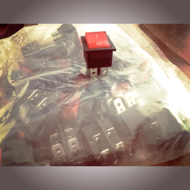 Switch On Off Mobilan aki warna merah