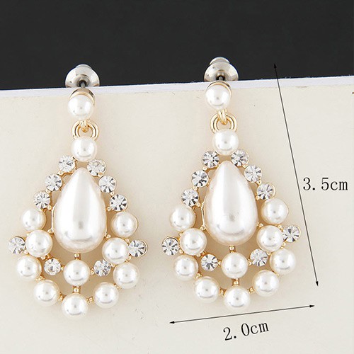 LRC Anting tusuk Sweet Gold Color Pearl Flower Decorated Hollow Out