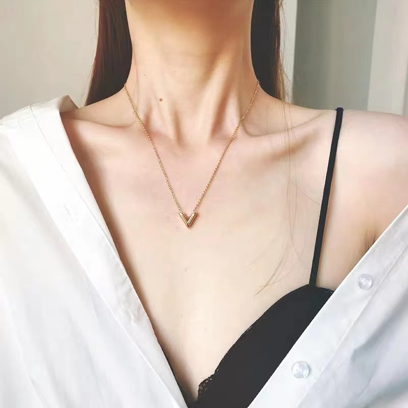 Sederhana Huruf Kalung Wanita V Bentuk Liontin Kalung Pendek V Kata Bahasa Inggris Kalung Rantai Klavikula Tiga Dimensi 3D Kalung Titanium Steel Necklace