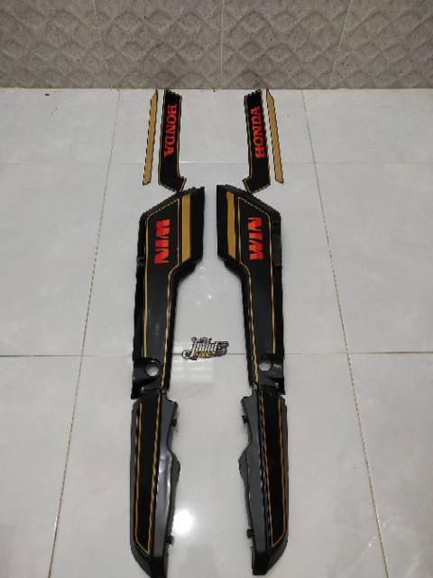 Body cover set box aki lengkap honda win 100 set sticker setriping win 1984 hitam