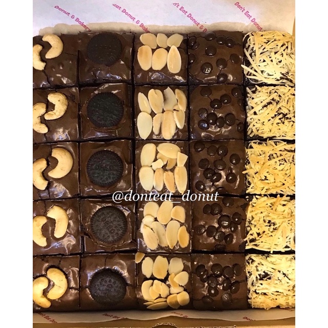 

Fudgy Brownies size 20x20cm isi 25 potong