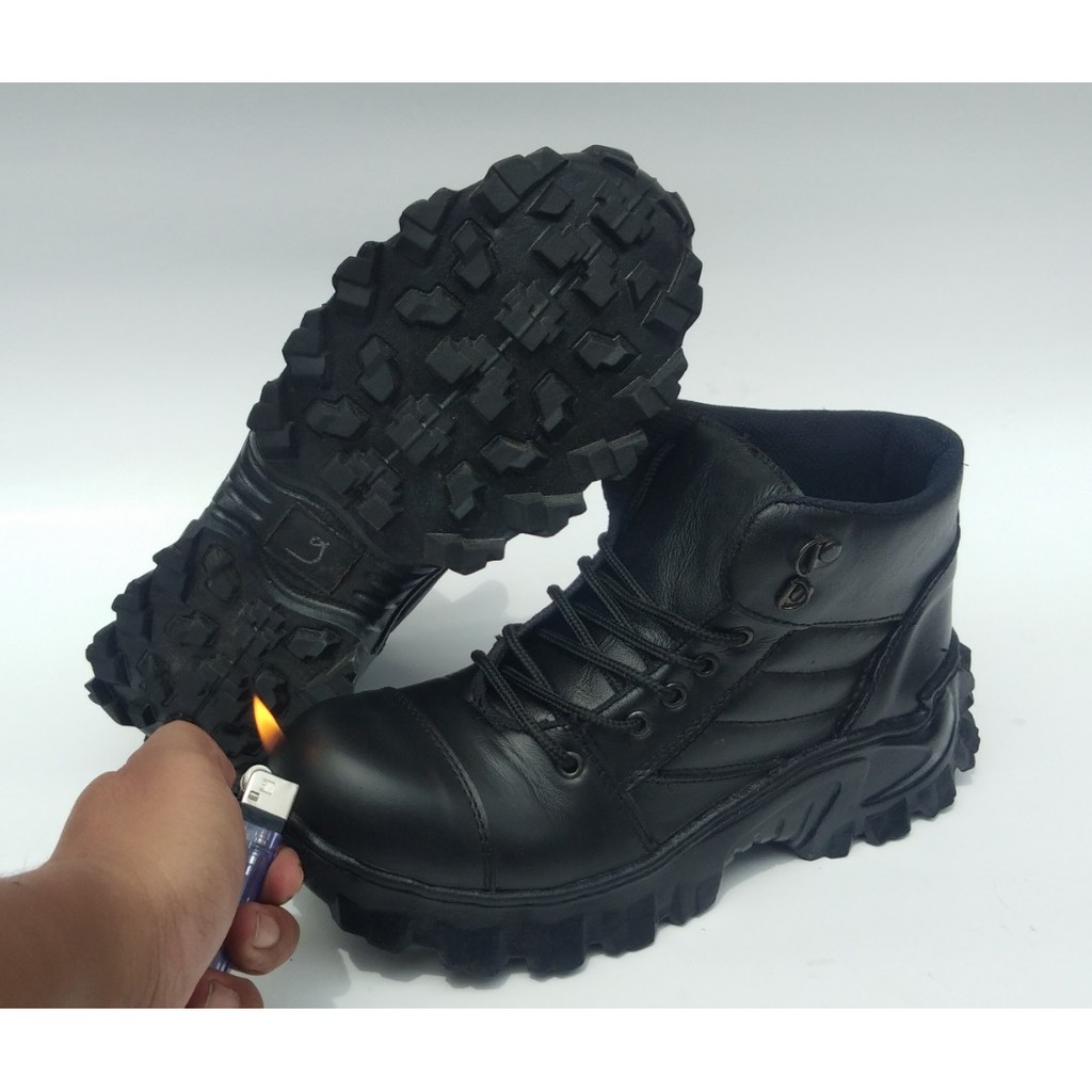 Sepatu Boots Safety Bahan kulit Merk Kickers ARMOR