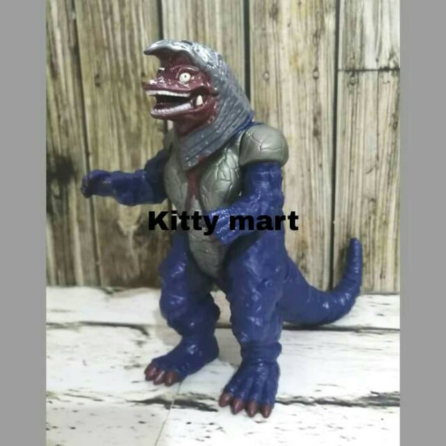 MAINAN ACTION FIGURE MONSTER ULTRAMAN