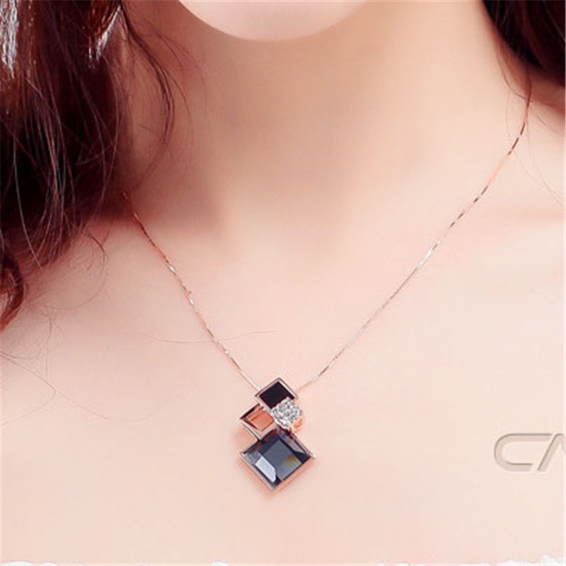 [Ready Stock]Fashion Simple Crystal Necklace Temperament Wild Diamond Pendant