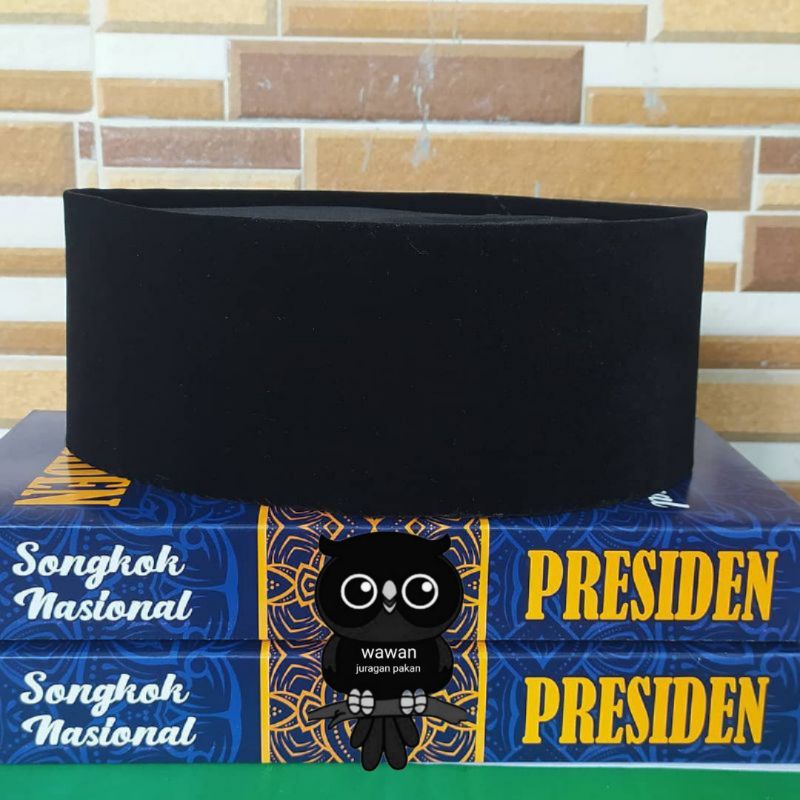 peci hitam polos