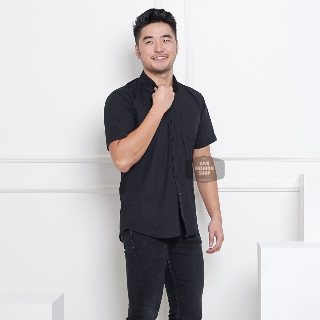 Kemeja Pria Lengan Pendek Polos Hitam Pekat Black Slimfit Casual 3308