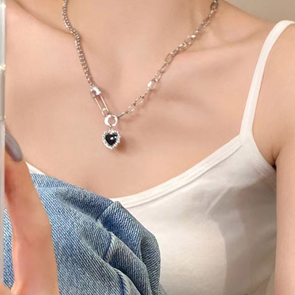 Kalung Rantai Choker Liontin Hati Hitam Asimetris Warna Silver Gaya Punk Vintage Untuk Wanita