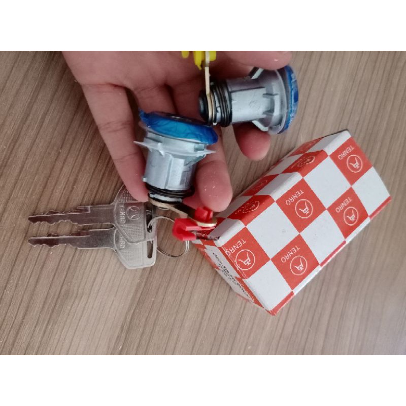 Kunci Pintu / Door Key Mobil Hino Lohan Merek Tenro 1 Set Kiri &amp; Kanan