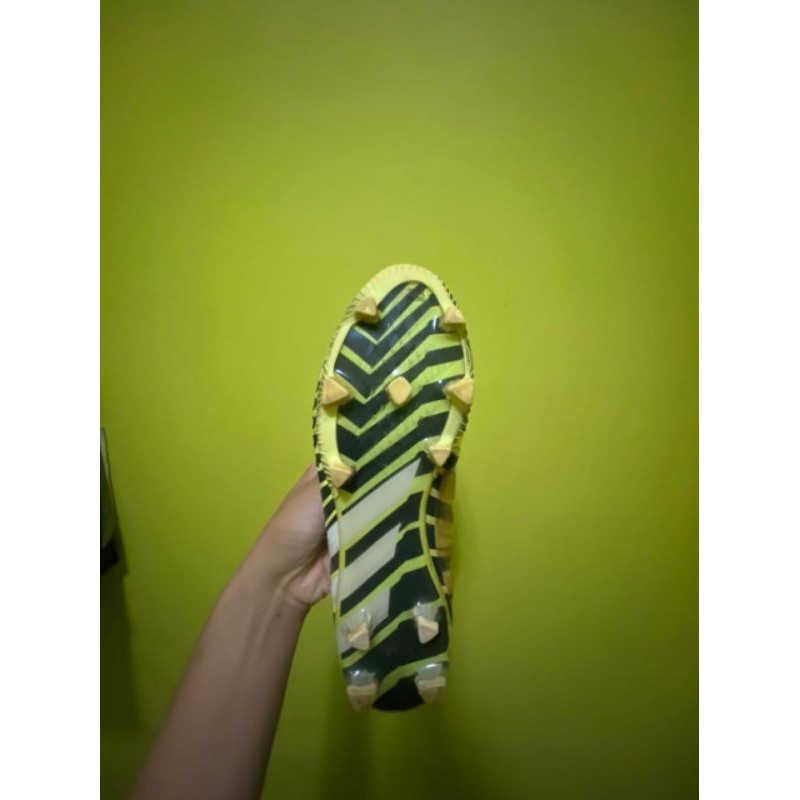 sepatu bola Adidas predator instinct