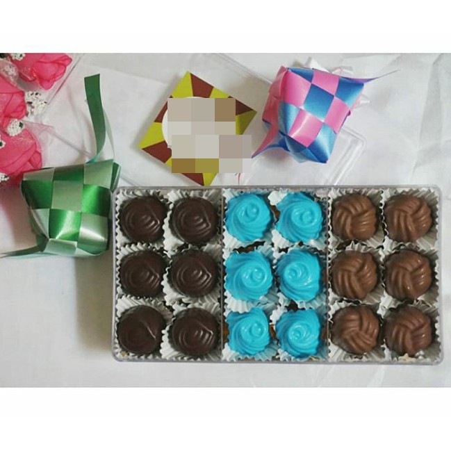 

coklat praline motif bulat kotak sekat 3x6 (18 pcs)