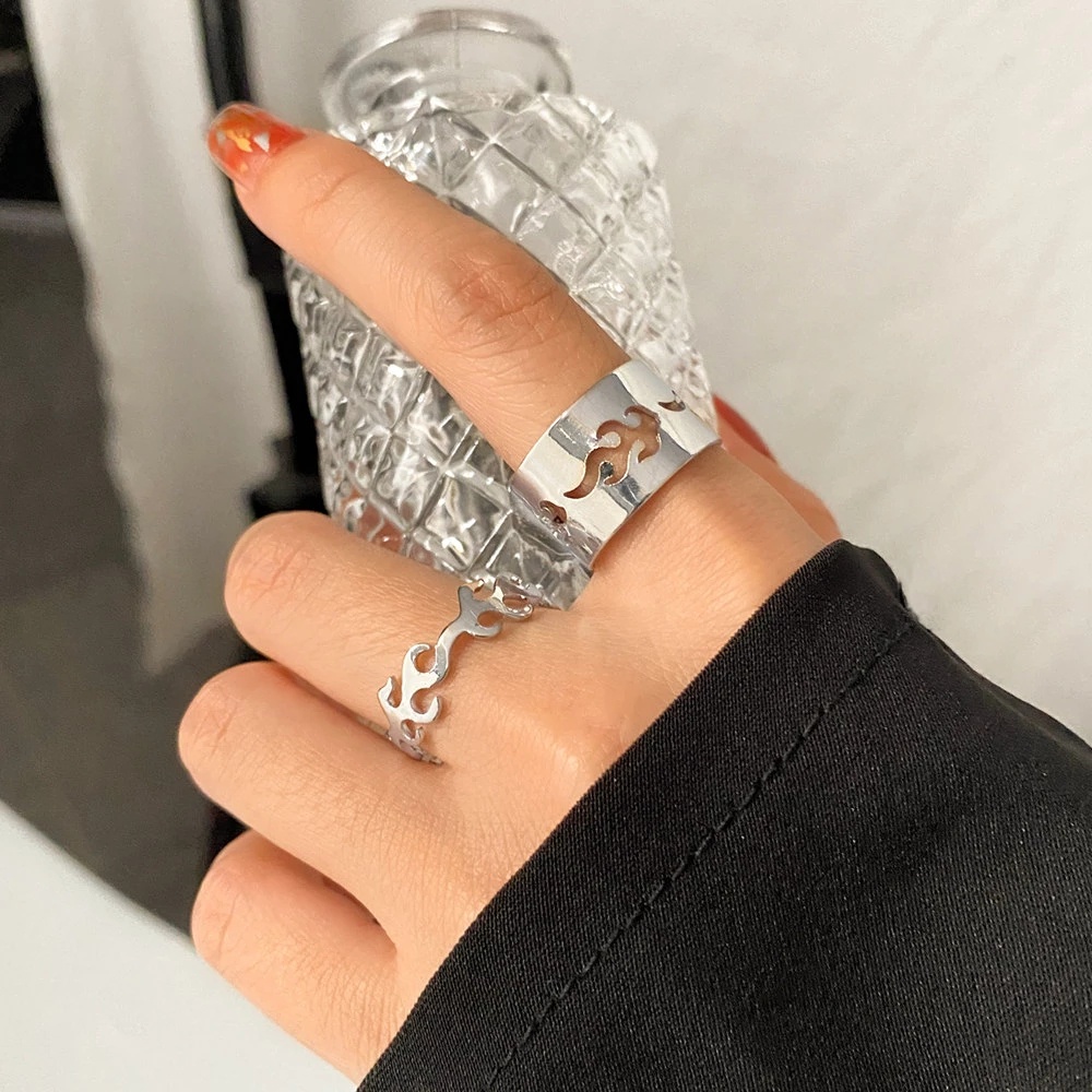 2pcs / Set Cincin Pasangan Desain Api Warna Emas Silver Untuk Pria Dan Wanita
