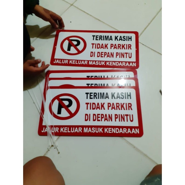 

papan akrilik dilarang parkir 20 x 40 cm