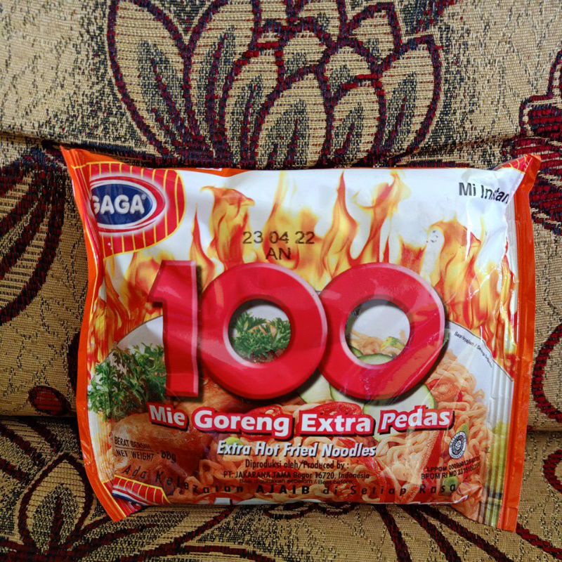 

Mie 100 indomie goreng pedas