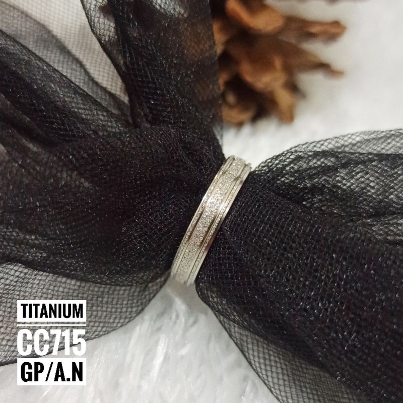 Cincin Titanium Pasir Garis Silver CC715