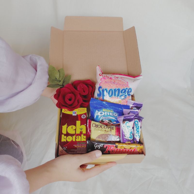 

Hampers Snack Box Plus Bunga Mawar Flanel/Hampers Ulang Tahun/Hampers Wisuda/Kado/Hampers Murah!