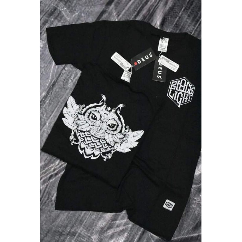 Baju-Kaos Deus Ex Machina