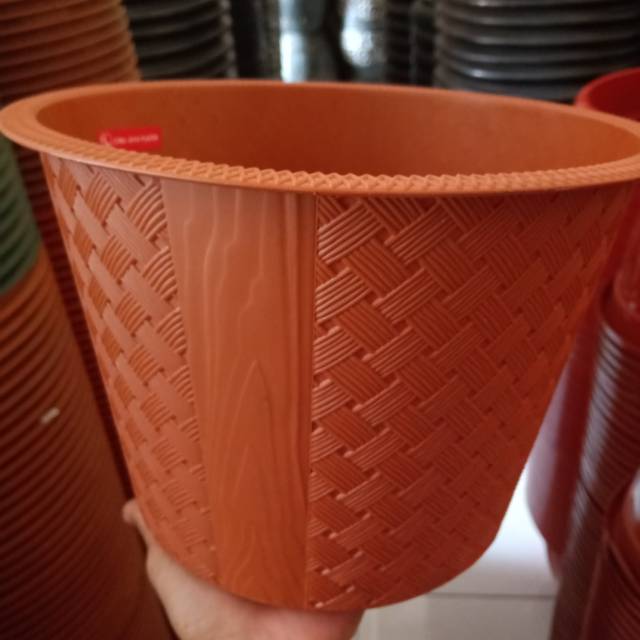 Pot plastik motif anyam