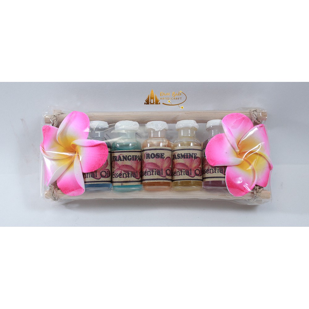 

Souvenir Homespa Paket Oil Rotan isi 5 + 2 Bunga 21/1 Oleh oleh Khas Bali