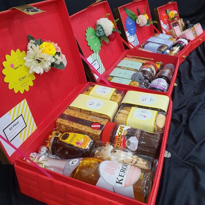 

PAKET BOX HAMPERS PARCEL KUE KERING KADO ULANG TAHUN 15 SCS543D3