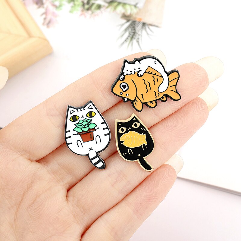 Bros Pin Enamel Bentuk Kucing Dan Ikan Untuk Hadiah