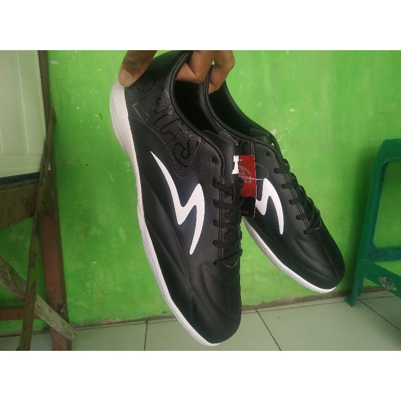 SEPATU FUTSAL SPECS ESTADIO BLACK WHITE IN