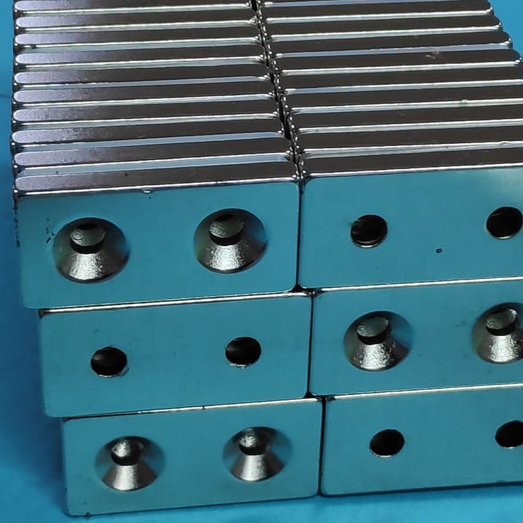 Magnet Neodymium 40x20x5mm (hole 10/5mm) N52